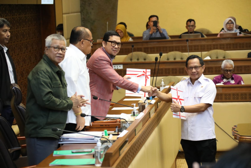 Menteri Dalam Negeri (Mendagri) Muhammad Tito Karnavian Rapat Kerja (Raker) Komisi II DPR RI dengan perwakilan pemerintah dari Kemendagri, Kemenkeu, Kementerian PPN/Bappenas, Kementerian Hukum dan HAM, dan Komite I DPRD RI di Kompleks Parlemen, Jakarta, Rabu (29/3/2023).