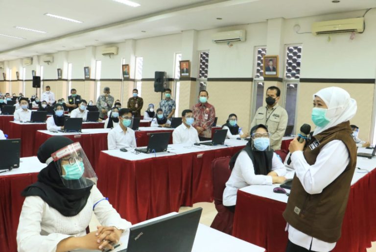 Gubernur Jawa Timur Khofifah Indar Parawansa saat meninjau seleksi kompetensii PPPK  Pemprov Jawa Timur di Gedung Negara Grahadi Surabaya, Kamis (30/3).