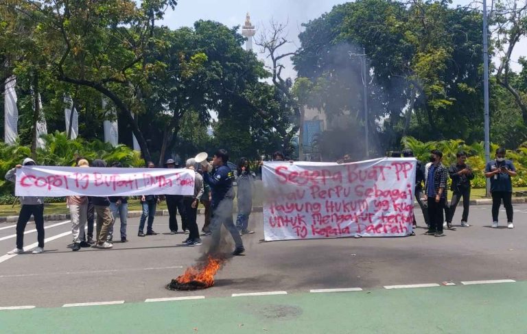 Koalisi Mahasiswa Indonesia saat unjuk rasa di depan Kantor Kemendagri