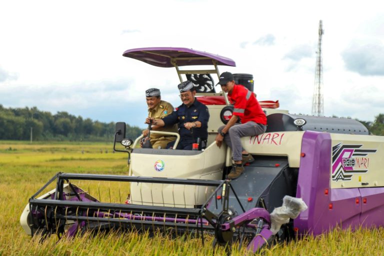 Menteri Pertanian Syahrul Yasin Limpo (Mentan SYL) melakukan panen di Kabupaten Semarang