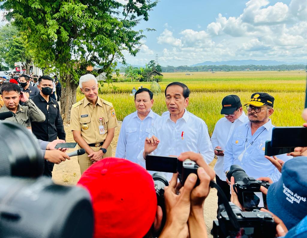 Presiden Joko Widodo (Jokowi) didampingi Menteri Pertanian dan sejumlah pejabat negara termasuk Gubernur Jawa Tengah Ganjar Pranowo baru saja melaksanakan panen raya di Kabupaten Kebumen, Jawa Tengah.