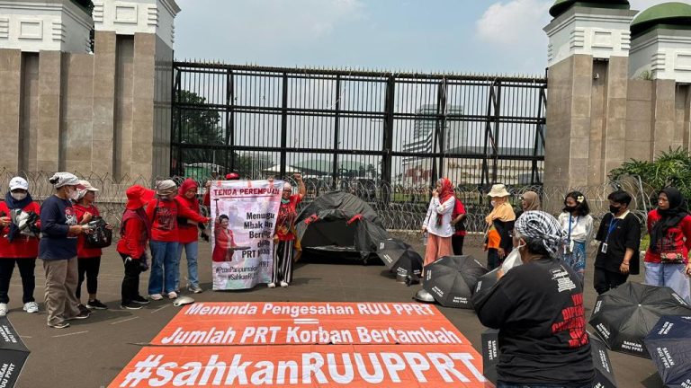 Aksi tenda perempuan Pekerja Rumah Tangga (PRT) Minta UU PRT Segera disahkan di Pintu Gerbang DPR RI pada Senin, 13 Maret 2023