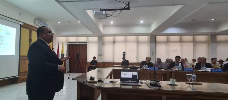 Atang Trisnanto saat berhasil mempertahankan disertasinya pada sidang promosi program doktor sekolah pascasarjana IPB University, Rabu (15/03).