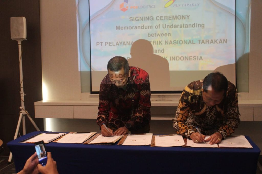 Direktur Utama PT Pos Logistik Indonesia (Poslog) Ardian Cholid (kiri) bersama Direktur Utama PT PLN Tarakan I ketut wiriana (kanan) saat melakukan penandatanganan kerja sama pengiriman alat berat di Jakarta, Kamis (16/3/2023).