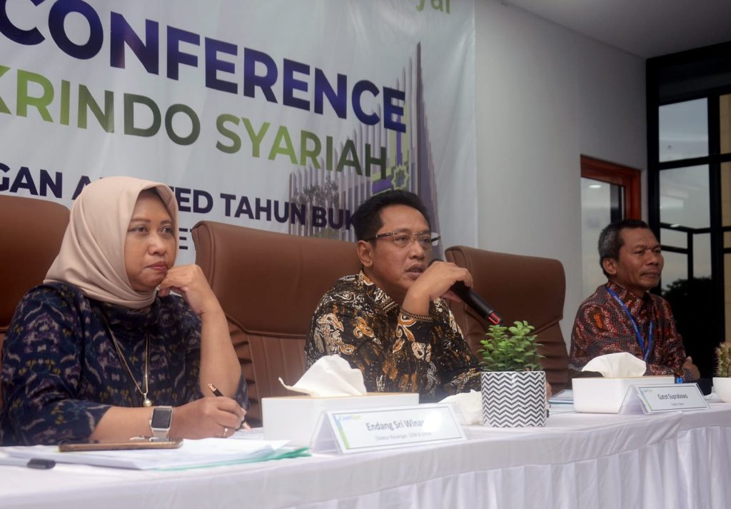 Endang Sri Winarni Direktur Keuangan, SDM dan Umum (kiri), Gatot Suprabowo, Direktur Utama Jamsyar (tengah) dan Achmad Sonhadji Direktur Operasional PT Jamkrindo Syariah (kanan) saat pres conference pada Kamis (30/3/2023).