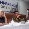 Endang Sri Winarni Direktur Keuangan, SDM dan Umum (kiri), Gatot Suprabowo, Direktur Utama Jamsyar (tengah) dan Achmad Sonhadji Direktur Operasional PT Jamkrindo Syariah (kanan) saat pres conference pada Kamis (30/3/2023).