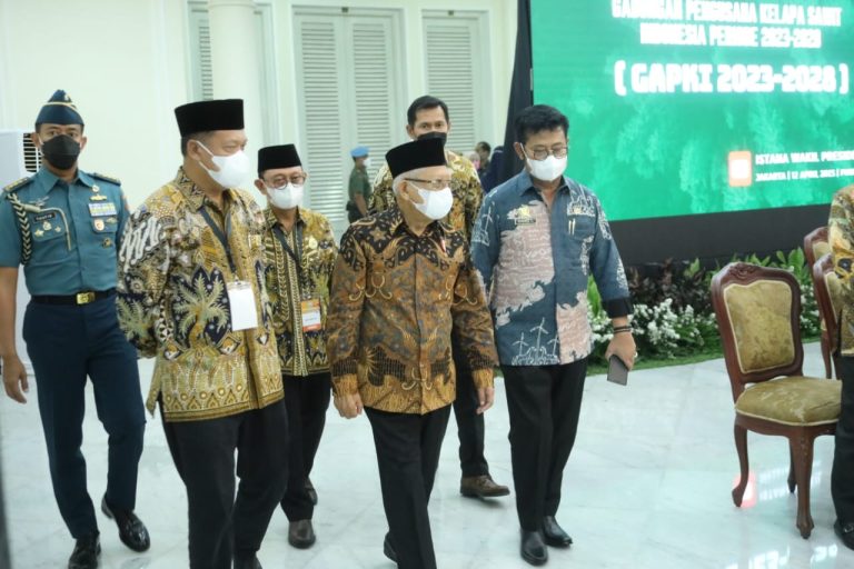 Menteri Pertanian Syahrul Yasin Limpo (Mentan SYL) bersama Wakil Presiden RI K.H. Marruf Amin dalam pengukuhan pengurus Gabungan Pengusaha Kelapa Sawit Indonesia (Gapki) di Istana Wakil Presiden, Jakarta.