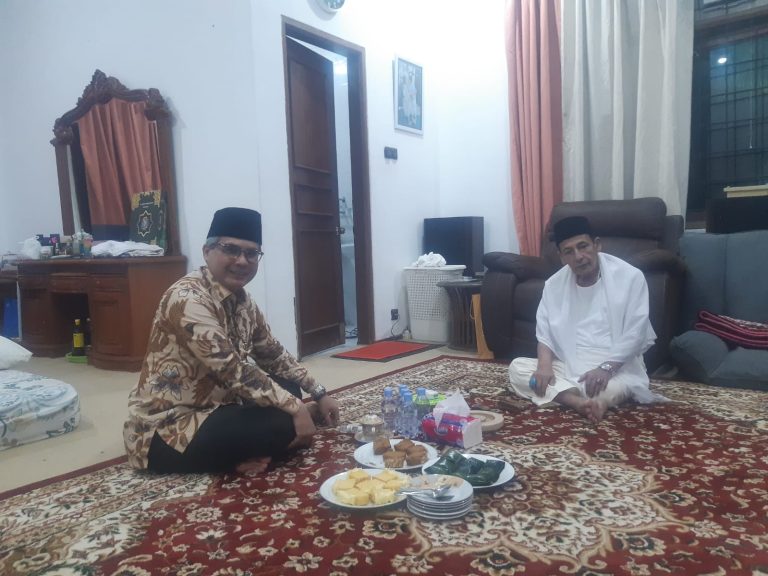 Wakil Menteri Pertanian RI (Wamentan), Harvick Hasnul Qolbi (kiri) saat mengunjungi Anggota Watimpres, Habib Luthfi bin Yahya (kanan). Foto: istimewa