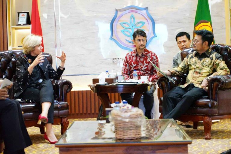 Perwakilan Bank Dunia untuk Indonesia atau Country Director World Bank, Satu Kahkonen saat berkunjung di KAntor Kementan RI.
