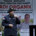 Wakil Menteri Pertanian (Wamentan), Harvick Hasnul Qolbi saat usai tanam padi organik di Kabupaten Karangasem, Bali, Kamis (6/7/2023). Foto: Fajar/Kementan