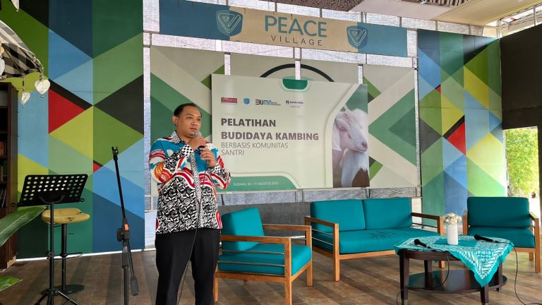 Sekretaris Perusahaan PT Jamkrindo Aribowo  melaksanakan program pemberdayaan peternak kambing dan domba di  Yogyakarta dan Klaten, Jawa Tengah