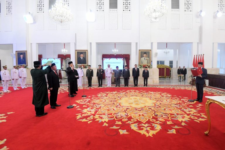 Presiden Jokowi melantik Laksamana Madya TNI Irvansyah sebagai Kabakamla dan Sahat Manaor Panggabean sebagai Kepala Barantin, Rabu (13/09/2023) siang, di Istana Negara, Jakarta. (Foto: Humas Setkab/Agung)  Read more: https://setkab.go.id/presiden-jokowi-lantik-laksdya-irvansyah-sebagai-kepala-bakamla/
