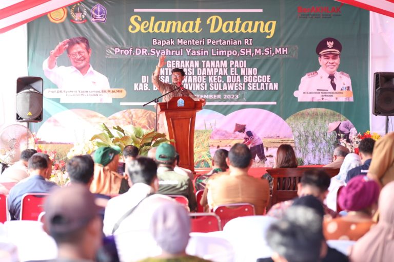 Menteri Pertanian Syahrul Yasin Limpo (Mentan SYL) bersama Anggota DPR RI, Indira Chunda Thita dan Bupati Bone, Andi Fahsar Mahdin Padjalangi melakukan kick off Gerakan Nasional (Gernas) Antisipasi Dampak El Nino di Kabupaten Bone.