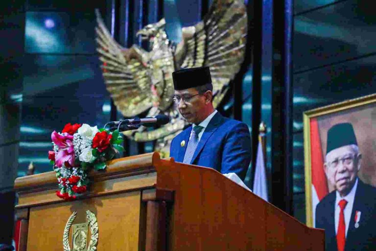 Penjabat (Pj.) Gubernur DKI Jakarta Heru Budi Hartono menyampaikan Rancangan Perubahan Anggaran Pendapatan Belanja Daerah (APBD) Tahun 2023 dalam Rapat Paripurna di Gedung DPRD DKI Jakarta, Jakarta Pusat, pada Senin (11/9).