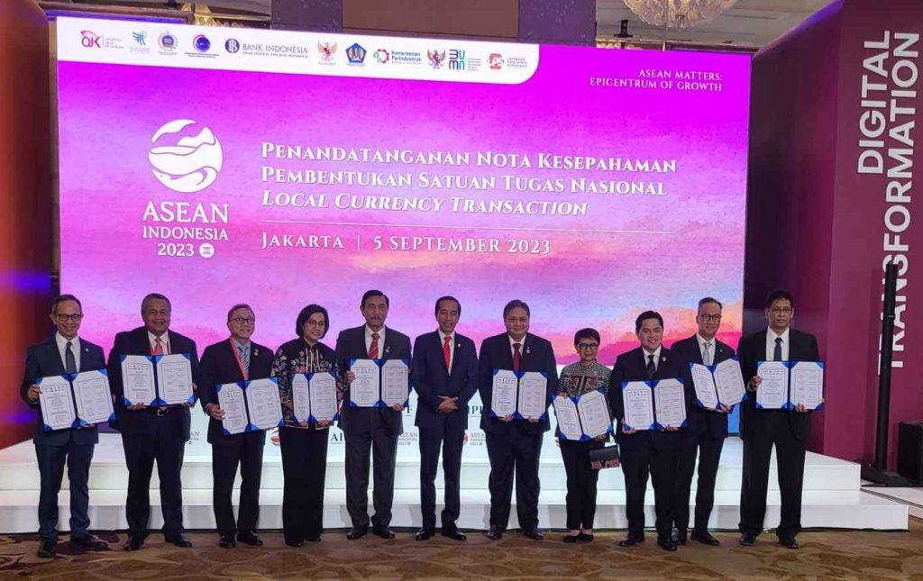 penandatanganan Nota Kesepahaman (NK) antar lembaga tentang Kerja Sama dan Koordinasi dalam rangka Peningkatan Penggunaan Mata Uang Lokal dalam Transaksi Indonesia dengan Negara Mitra yang disaksikan oleh Presiden Republik Indonesia, Joko Widodo pada hari ini (5/9) di sela-sela Konferensi Tingkat Tinggi ASEAN 2023 di Jakarta.