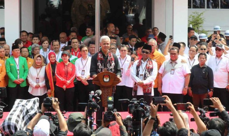 Capres dan Cawapres Ganjar Pranowo dan Mahfud MD saat mendaftar ke KPU RI