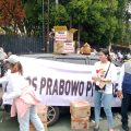 Antarkan Prabowo-Gibran Ke KPU, Poros Prabowo Presiden Bagikan 5000 Roti Ke Relawan