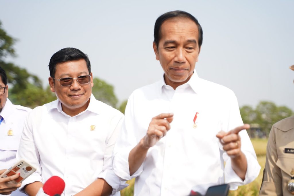 Plt. Menteri Pertanian, Arief Prasetyo, mendampingi Presiden Jokow Widodo (Jokowi) panen raya padi di Desa Ciasem Girang, Kecamatan Ciasem, Kabupaten Subang.