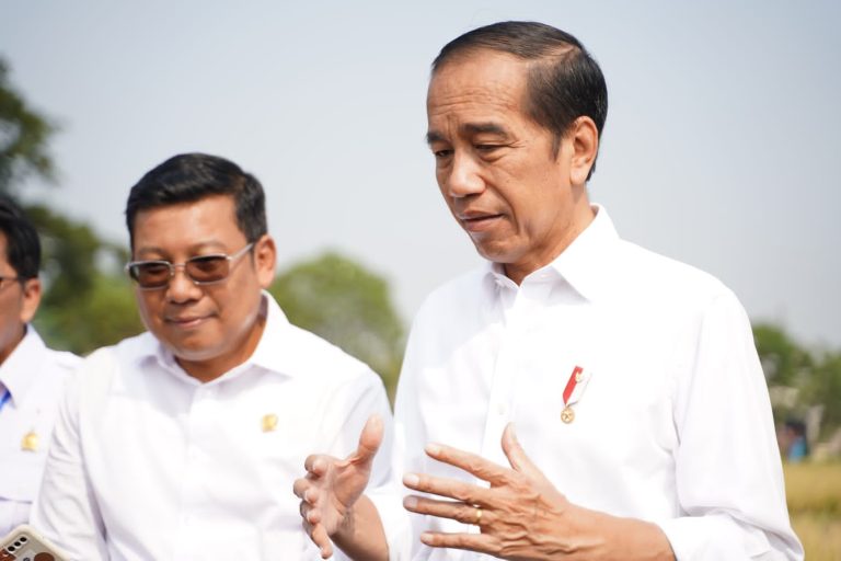 Plt. Menteri Pertanian, Arief Prasetyo, mendampingi Presiden Jokow Widodo (Jokowi) panen raya padi di Desa Ciasem Girang, Kecamatan Ciasem, Kabupaten Subang.