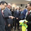 Dapat Jersey Timnas Brazil, Mentan Amran Sebut Pertanian dan Sepakbola Sama-sama Mempersatukan