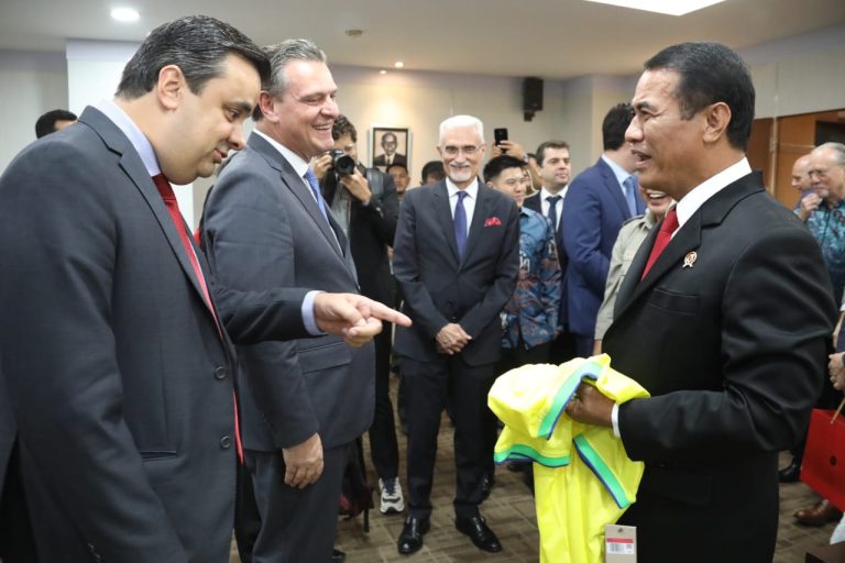 Menteri Pertanian (Mentan) Andi Amran Sulaiman mendapat kado cinderamata dari Menteri Pertanian Brazil, Carlos Favaro