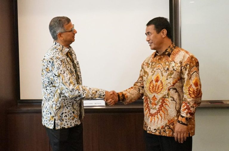 Menteri Pertanian (Mentan) Andi Amran Sulaiman dengan Perwakilan FAO untuk Indonesia dan Timor Leste, Rajendra Aryal di Hotel Mulia Jakarta, Selasa, (28/11/2023).
