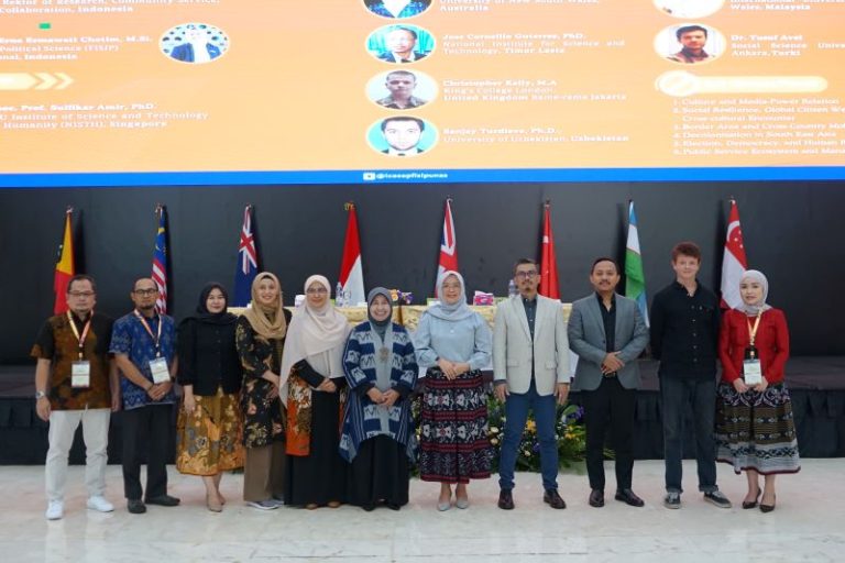 Dekan, para dosen, serta pembicara melakukan foto bersama dalam kegiatan International Conference on Social Politics (ICOSOP) FISIP Unas, di Auditorium Unas, Selasa, 19 Desember 2023.
