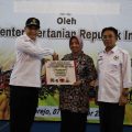 Wamentan Serahkan Bantuan Alsintan untuk Genjot Produksi di Purworejo