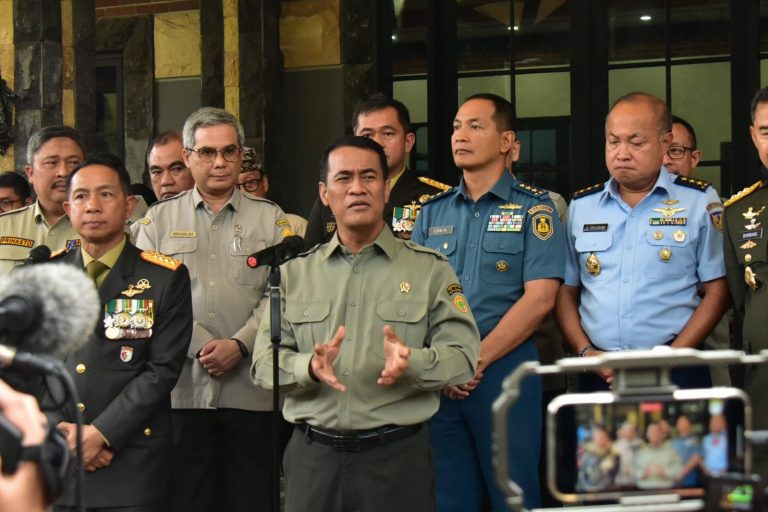 Menteri Pertanian (Mentan) Andi Amran Sulaiman dan Panglima TNI Agus Subiyanto melakukan penandatangan Nota Kesepakatan (MoU) Kementerian Pertanian (Kementan) dengan TNI tentang Dukungan Pelaksanaan Pembangunan Pertanian.