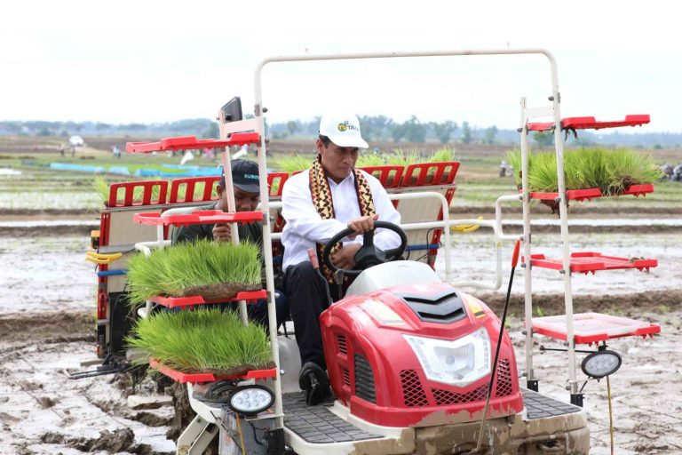 Menteri Pertanian (Mentan) Andi Amran Sulaiman menggelar tanam padi serentak di Kecamatan Trimurjo, Kabupaten Lampung Tengah, Provinsi Lampung.