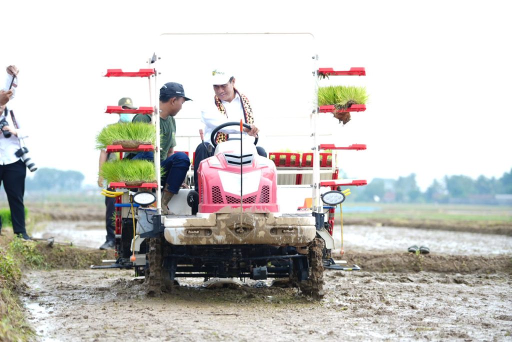 Menteri Pertanian (Mentan) Andi Amran Sulaiman menggelar tanam padi serentak di Kecamatan Trimurjo, Kabupaten Lampung Tengah, Provinsi Lampung.