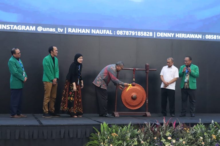Penutupan Kegiatan UNAS FEST 2023 Ditandai Secara Simbolis Dengan Penutupan Gong Oleh Wakil Rektor Bidang Akademik, Kemahasiswaan dan Alumni Prof. Dr. Suryono Efendi, S.E., M.B.A., M.M