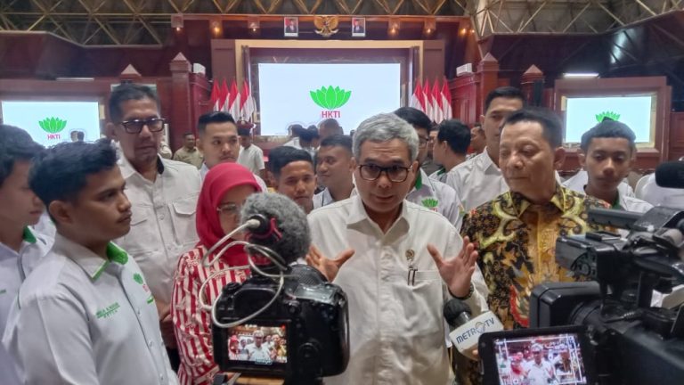 Wakil Menteri Pertanian (Wamentan), Harvick Hasnul Qolbi  saat menghadiri pengukuhan Dewan Pimpinan Daerah (DPD) Pemuda Tani Himpunan Kerukunan Tani Indonesia (HKTI) Provinsi Aceh di Anjong Mon Mata Meuligoe, Kota Banda Aceh, Kamis (22/12) malam.