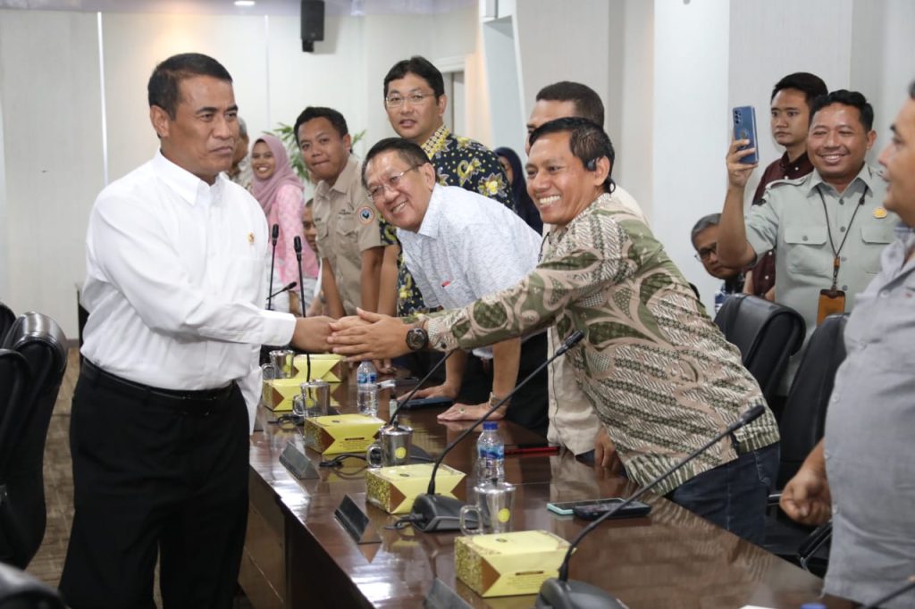 Menteri Pertanian bersama sejumlah asosiasi peternak unggas rakyat, di Kantor Pusat Kementerian Pertanian, Jakarta, pada Kamis (28/12/2023) siang.