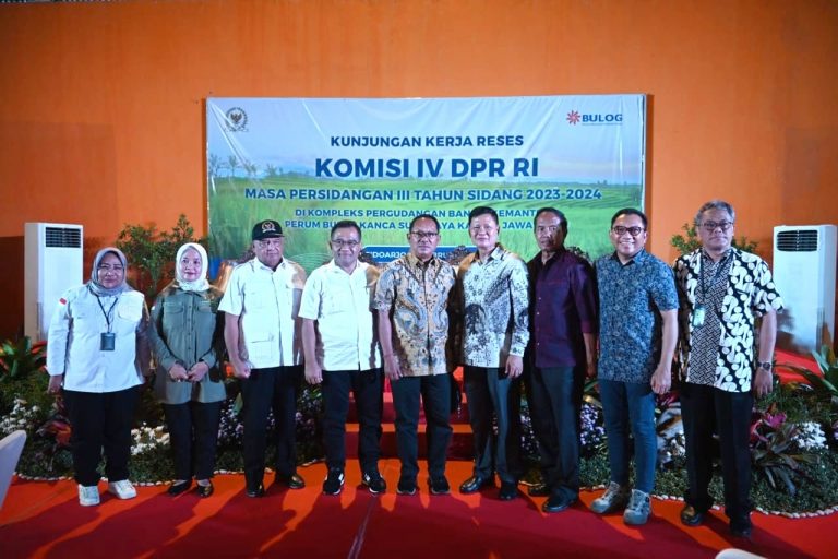 Kementerian Pertanian mendampingi kunjungan kerja Komisi IV DPR RI meninjau dan melakukan diskusi di Kantor dan Gudang Bulog Banjarkemantren II, Surabaya