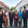 Eks Wamentan Harvick (kiri) usai menerima Tanda Jasa dan Kehormatan di Istana Negara, Jakarta.