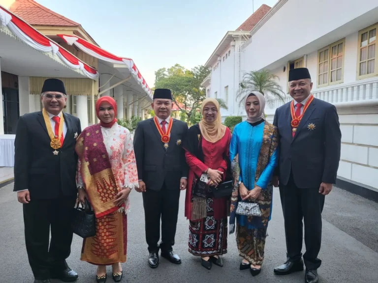 Eks Wamentan Harvick (kiri) usai menerima Tanda Jasa dan Kehormatan di Istana Negara, Jakarta.