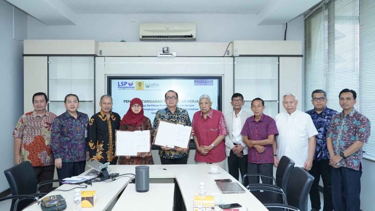 Penandatangan perjanjian kerja sama Lembaga Pengkajian dan Penerapan Ilmu Administrasi FIA antara Lembaga Sertifikasi Profesi Penjaminan tentang Kerja Sama Tempat Uji Kompetensi (TUK) Sewaktu pada Rabu (10/10/2024).
