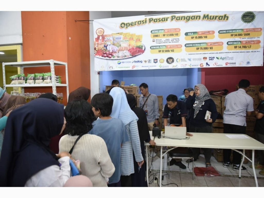 Operasi Pasar Pangan Murah yang digelar oleh PT Pos Indonesia di Kantor Pos Cibinong, Kabupaten Bogor, Kamis (27/2/2025). Ist