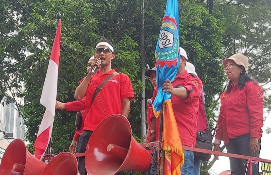 Ketua Umum SP NIBA Bumiputera 1912 F. Ghulam Naja saat melakukan aksi di depan Gedung Bumiputera 1912