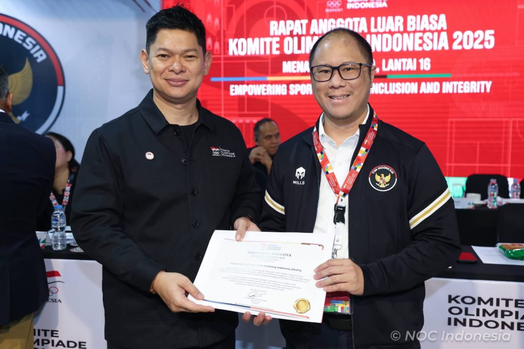 Bayu Priawan Djokosoetono (kanan) usai ditunjuk sebagai Chef de Mession (CdM) SEA Games Thailand 2025 oleh Ketua KOI, Raja Sapta Oktohari (kiri). Foto: Istimewa