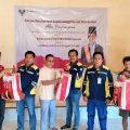 Foto: Manajer Eksternal PT WKM Budi Pramono saat menyerahkan bantuan kepada Ratusan Warga Desa di Kecamatan Wasile Selatan. (IST)