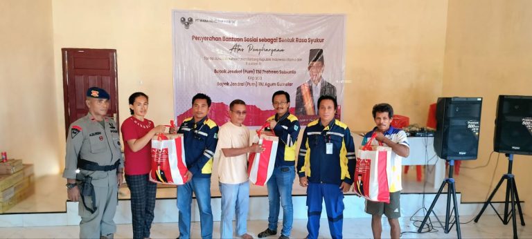 Foto: Manajer Eksternal PT WKM Budi Pramono saat menyerahkan bantuan kepada Ratusan Warga Desa di Kecamatan Wasile Selatan. (IST)