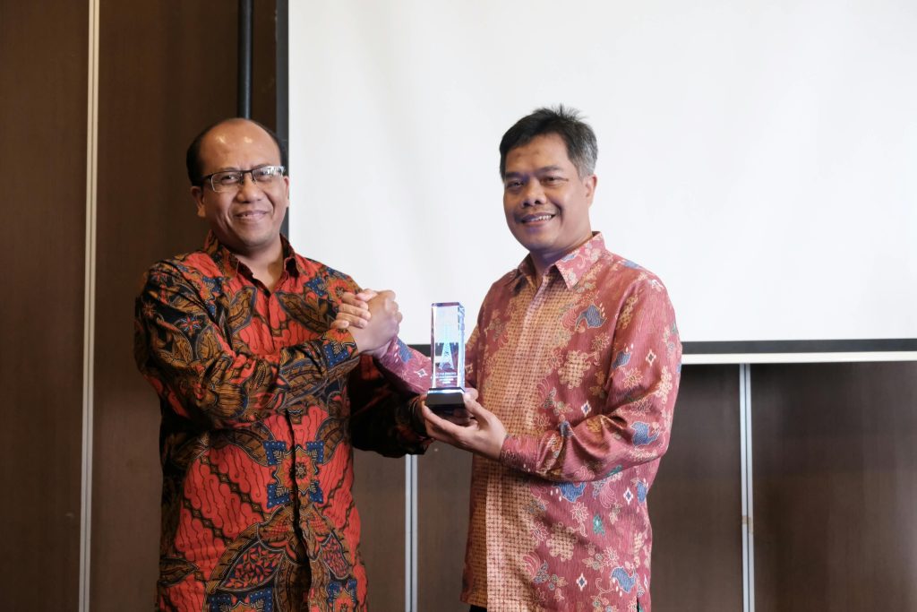 Direktur Utama PT PLN (Persero), Suroso Iskandar (Kiri).