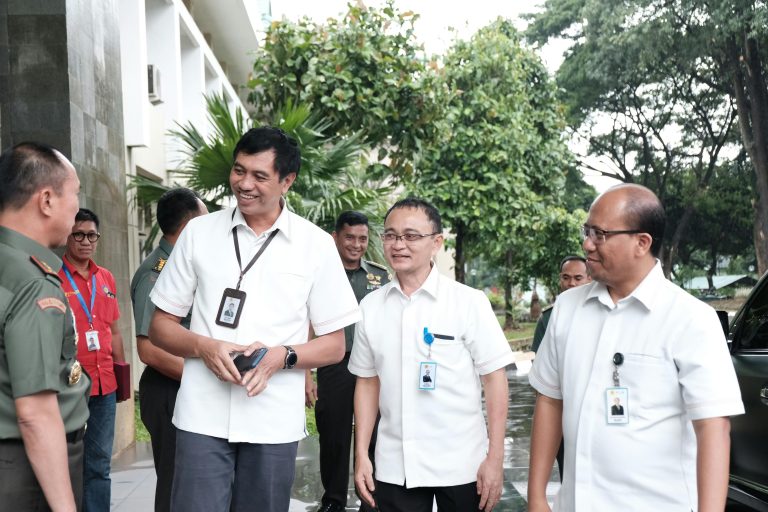 Direktur Utama PT PLN (Persero), Suroso Iskandar (Paling kanan).